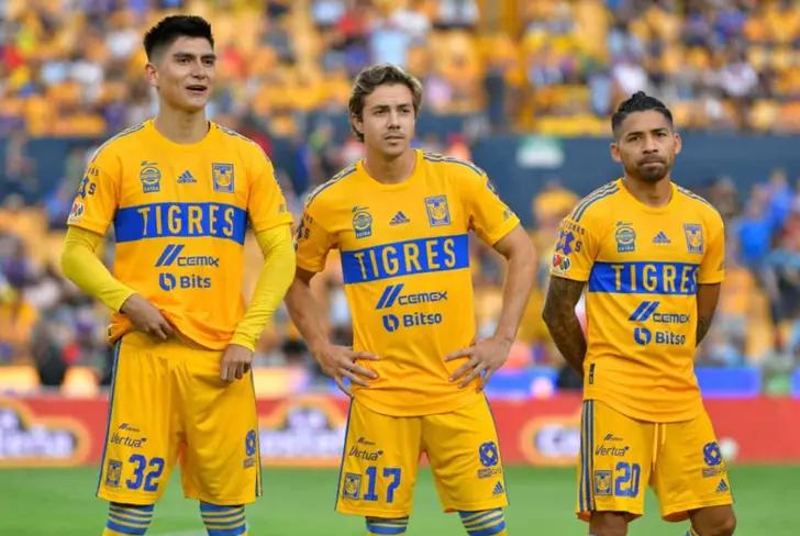 Vladimir Loroña junto a Sebastián Córdova y Javier Aquino previo a un Clásico Regio.| Foto: Imago7