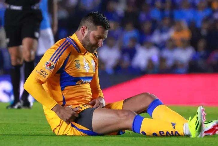 André-Pierre Gignac cayó lesionado ante Cruz Azul | Foto: Imago7