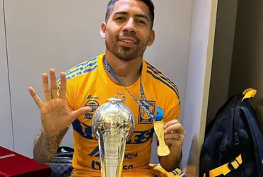 La felicitación de los Tigres a Javier Aquino.